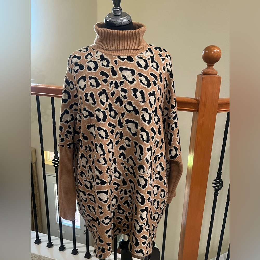CHICO’S Leopard Print Turtleneck Tunic Sweater in Camel & Black WOMEN SIZE XL